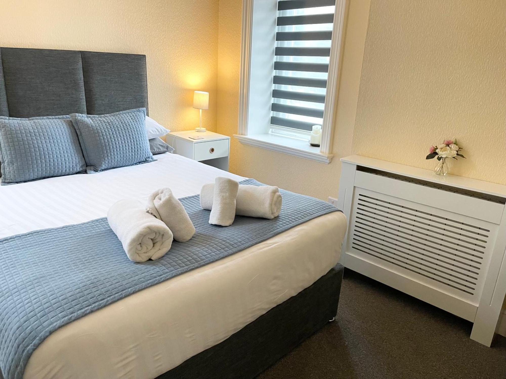 Beautiful 1 Bedroom Self Contained Apartment, Allocated Parking, Gym And Pool Table, Near To Seafront And Highstreet - Brought To By Coastline Retreats Bournemouth