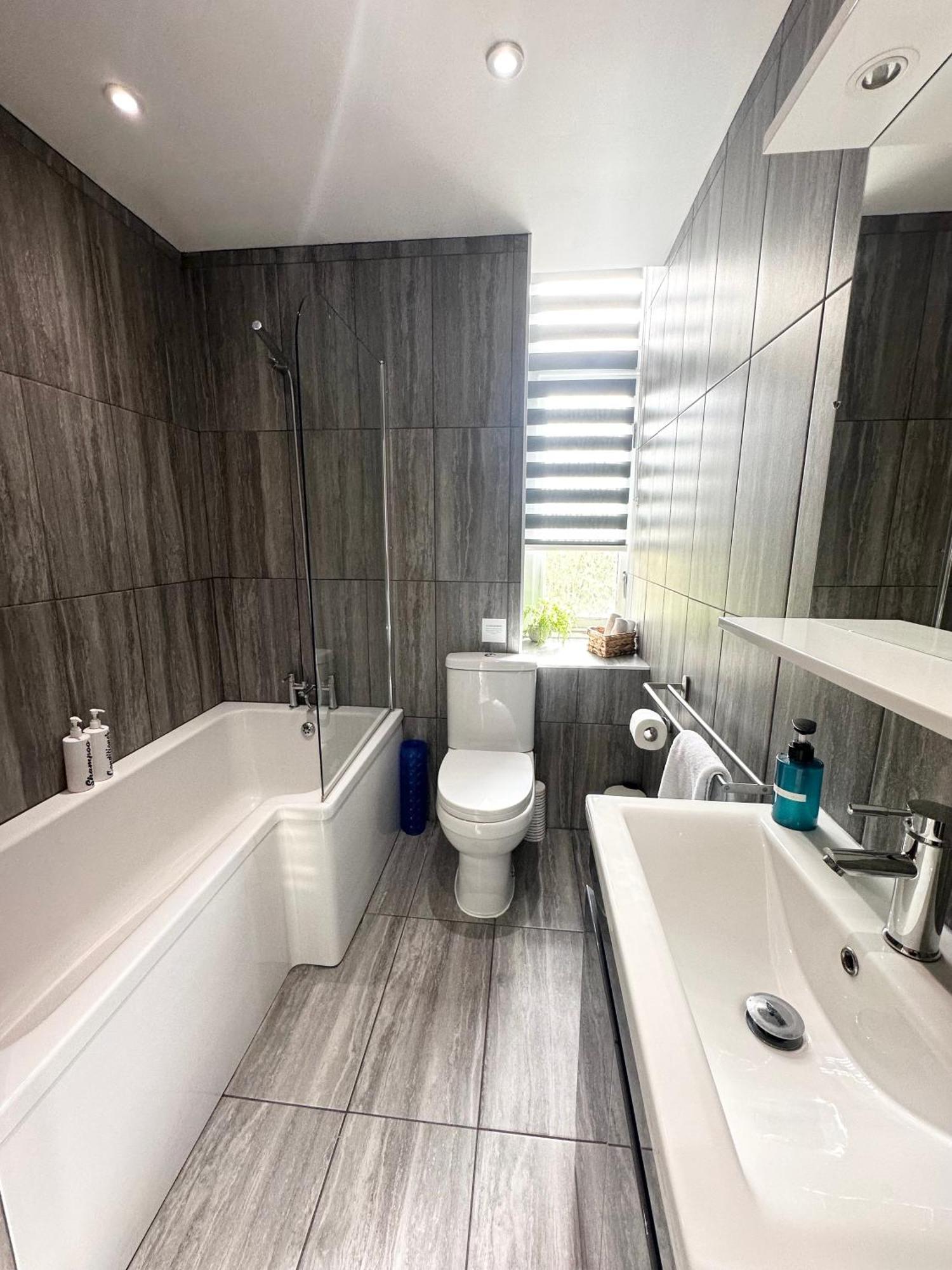 Beautiful 1 Bedroom Self Contained Apartment, Allocated Parking, Gym And Pool Table, Near To Seafront And Highstreet - Brought To By Coastline Retreats * Bournemouth