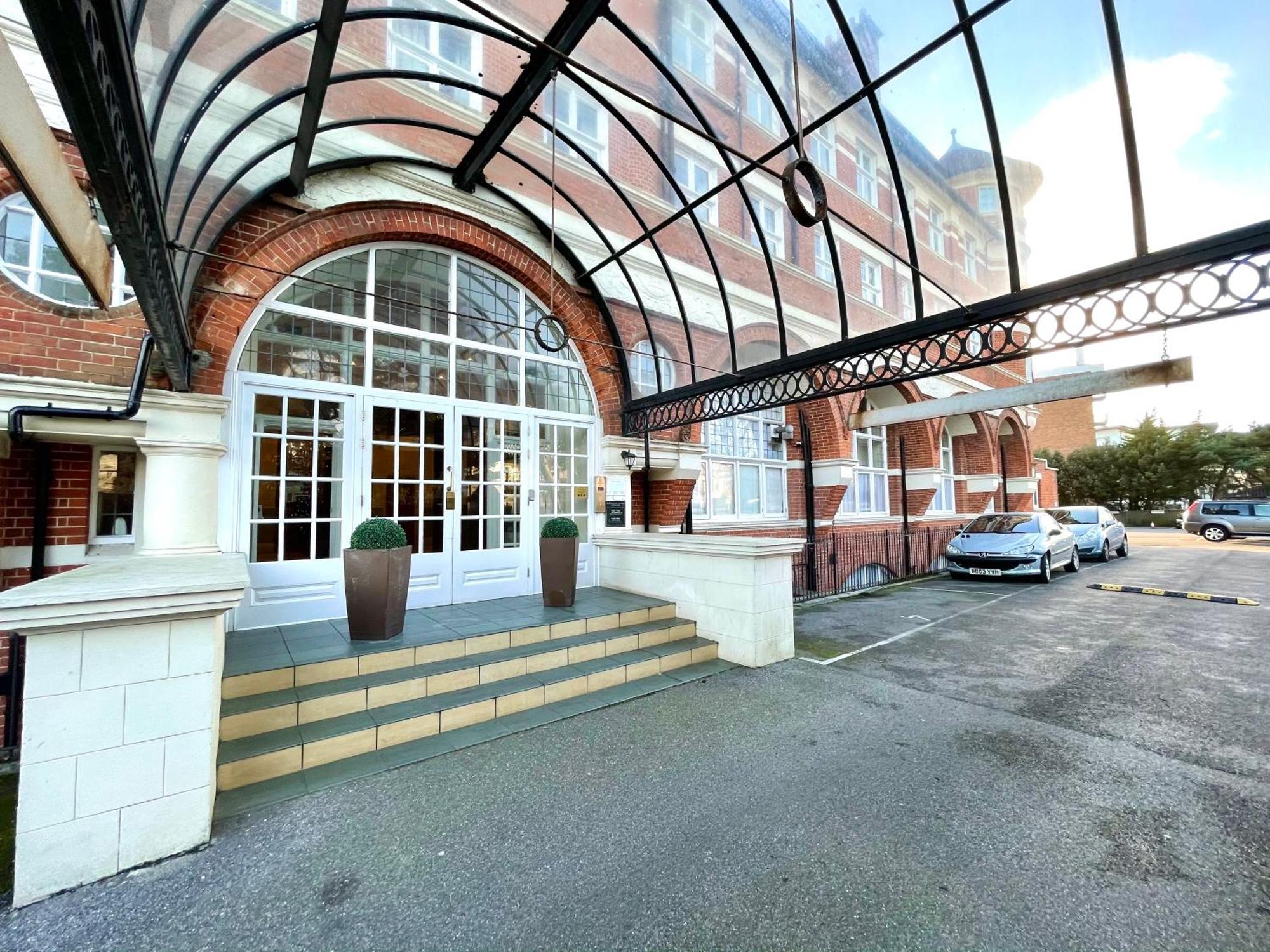 Beautiful 1 Bedroom Self Contained Apartment, Allocated Parking, Gym And Pool Table, Near To Seafront And Highstreet - Brought To By Coastline Retreats *
