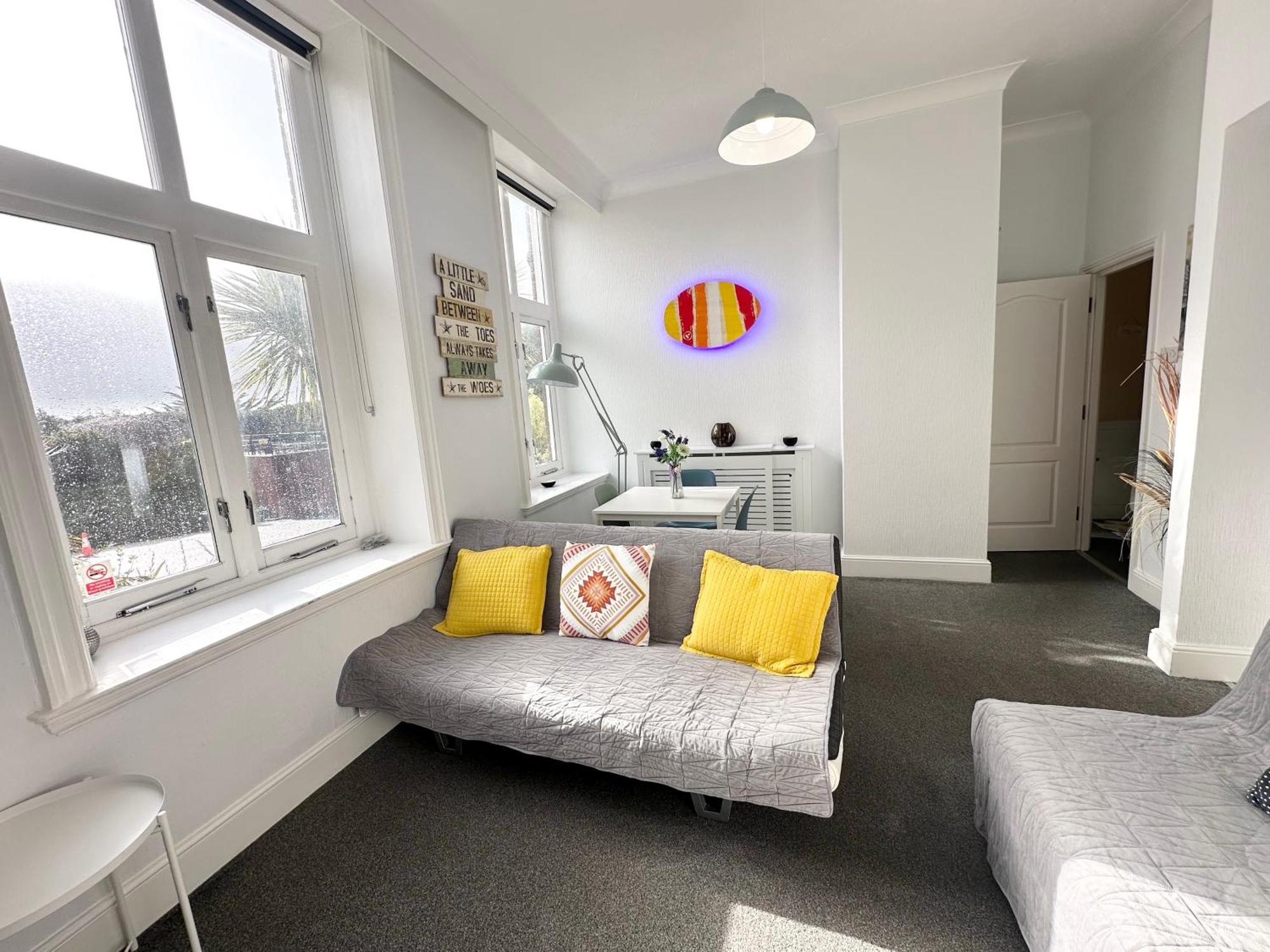 Beautiful 1 Bedroom Self Contained Apartment, Allocated Parking, Gym And Pool Table, Near To Seafront And Highstreet - Brought To By Coastline Retreats