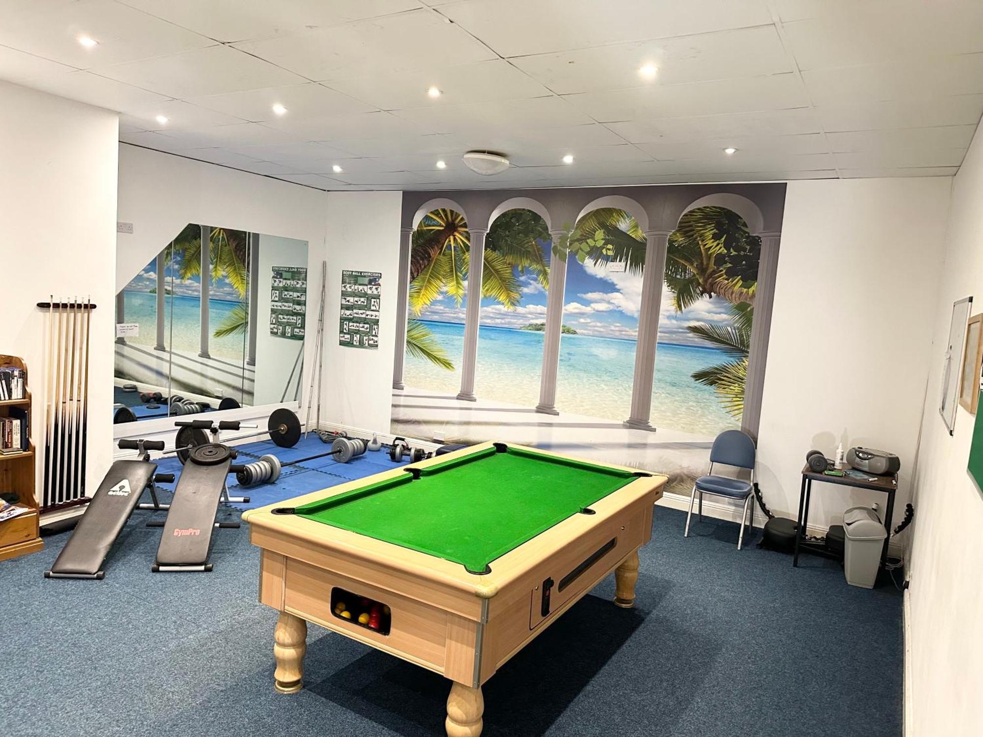 Beautiful 1 Bedroom Self Contained Apartment, Allocated Parking, Gym And Pool Table, Near To Seafront And Highstreet - Brought To By Coastline Retreats *