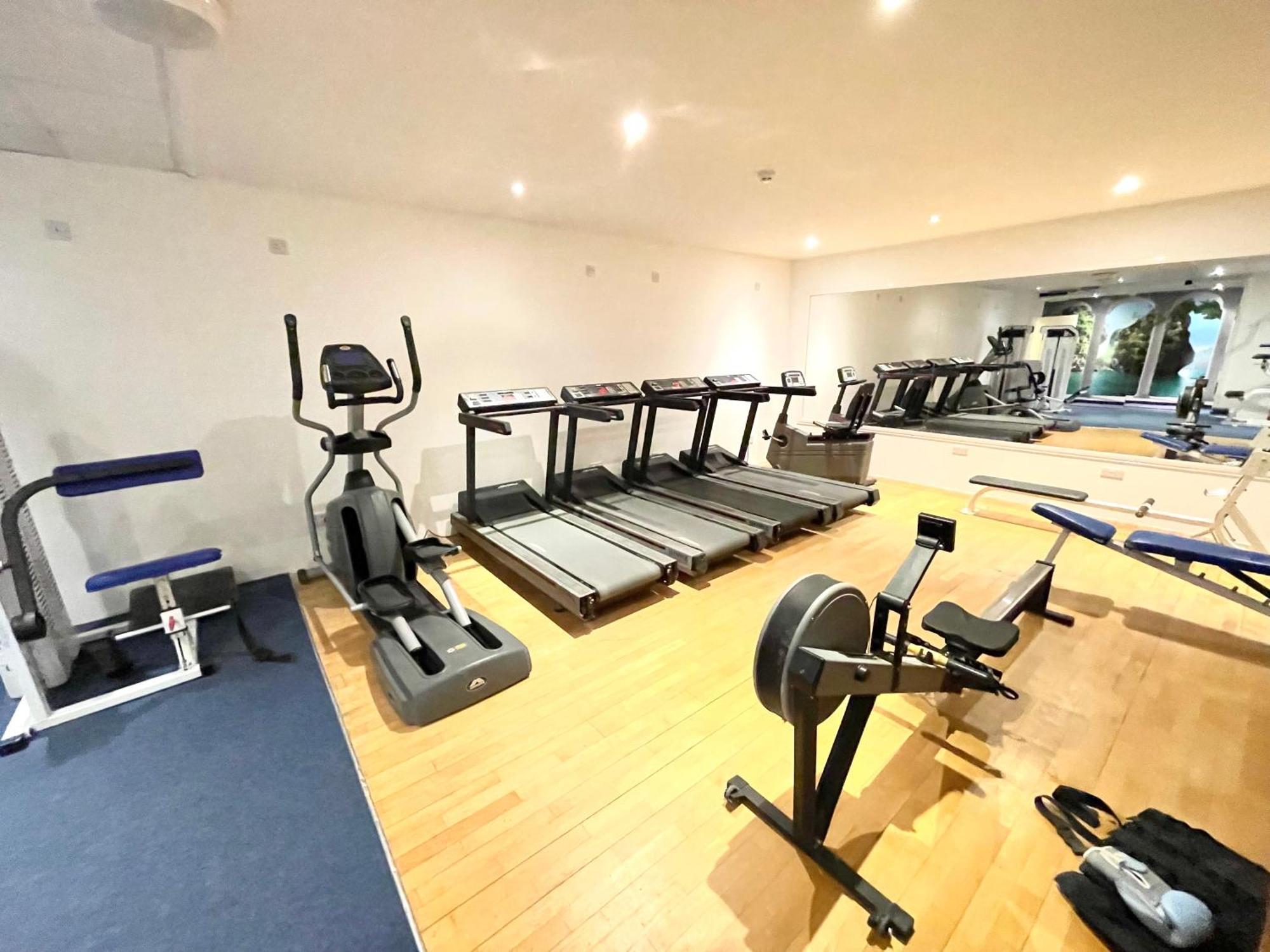 Beautiful 1 Bedroom Self Contained Apartment, Allocated Parking, Gym And Pool Table, Near To Seafront And Highstreet - Brought To By Coastline Retreats