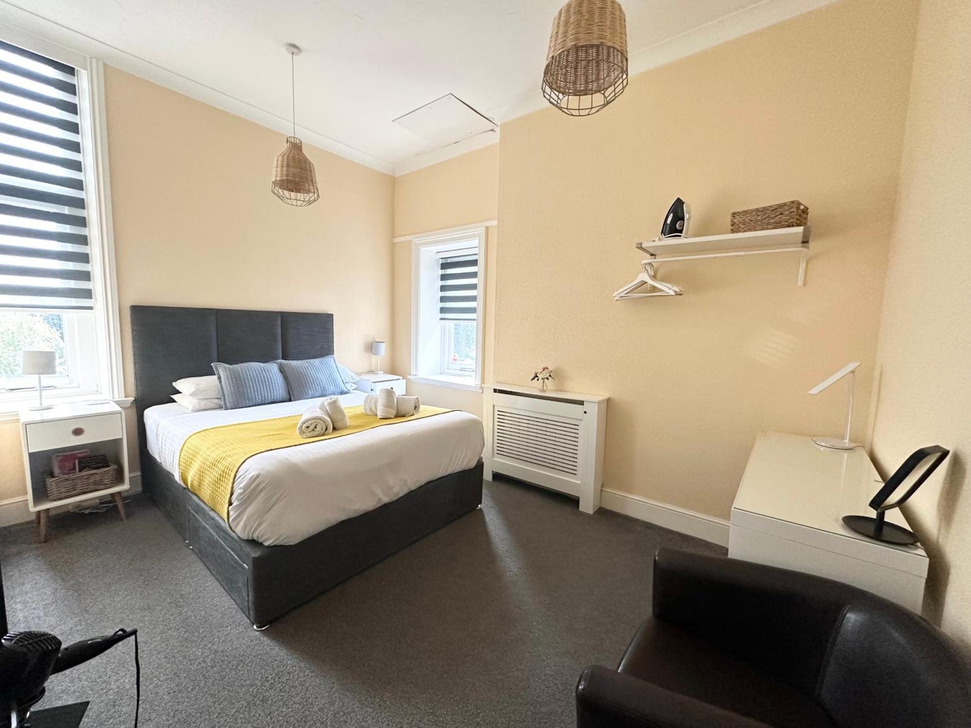 Beautiful 1 Bedroom Self Contained Apartment, Allocated Parking, Gym And Pool Table, Near To Seafront And Highstreet - Brought To By Coastline Retreats * Bournemouth