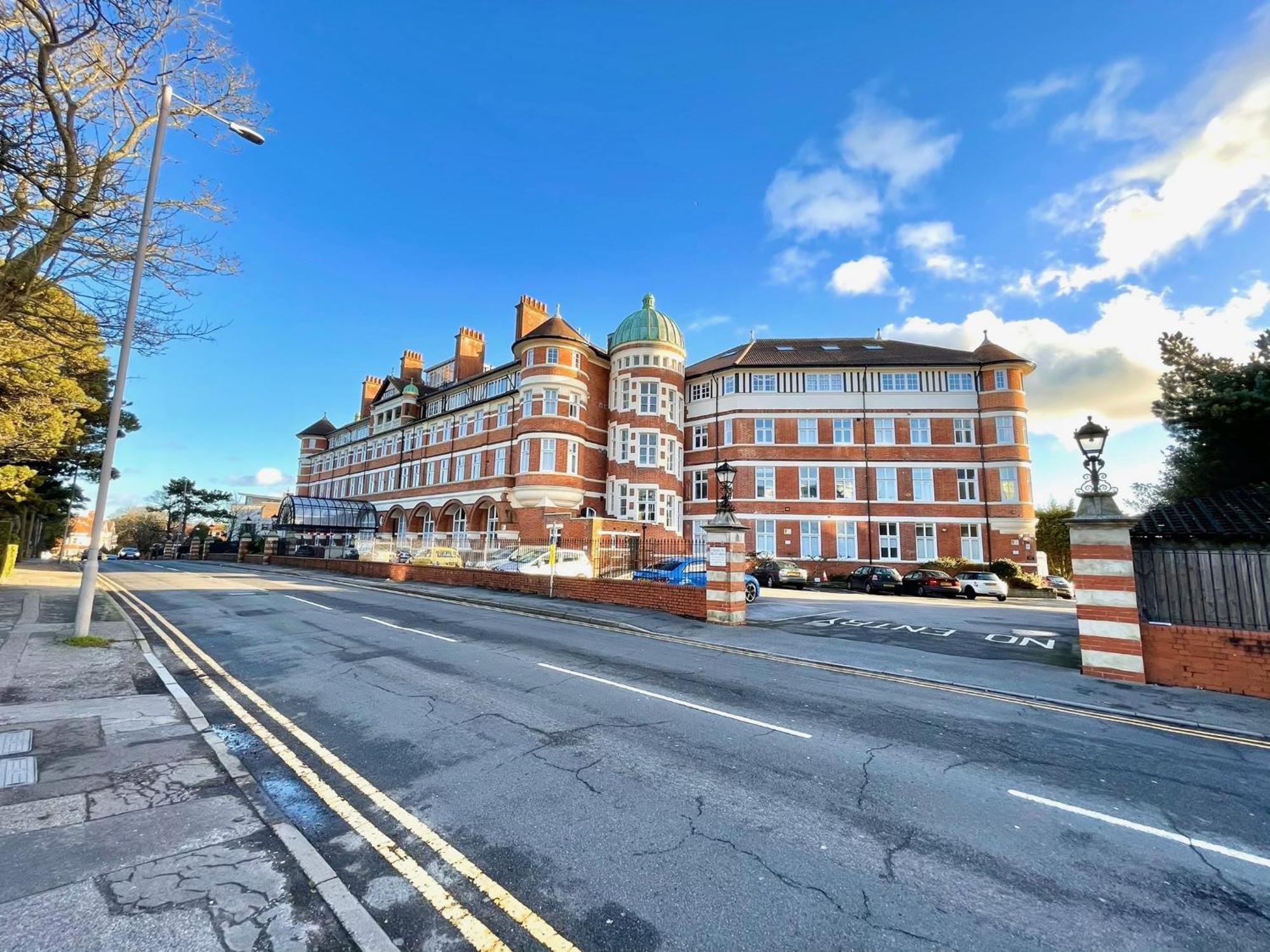 Beautiful 1 Bedroom Self Contained Apartment, Allocated Parking, Gym And Pool Table, Near To Seafront And Highstreet - Brought To By Coastline Retreats * Bournemouth